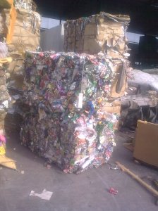 Balle di contenitori metallici